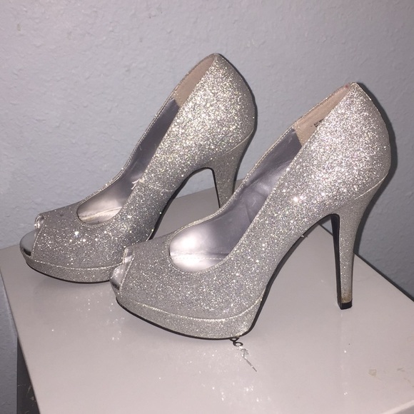 boutique Shoes - ‼️FLASH SALE‼️Silver glitter pumps